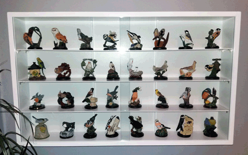 gablota-na-figurki-na-ptaki-na-porcelane-gabloty-z-drewna-lite-drewno