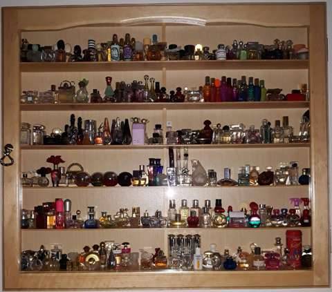 gablota-na-perfumy-gabloty-drewniana-z-drewna-tanio-stolarz