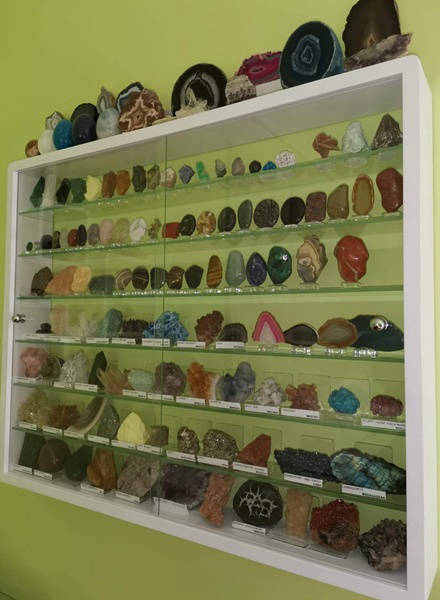 kolekcja kamieni minerałów gablota gabloty witryna modelarska